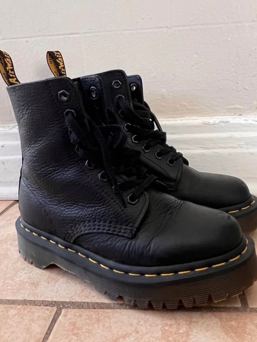 Dr. Martens Black Leather Lace-Up Semi Plateforme Boots